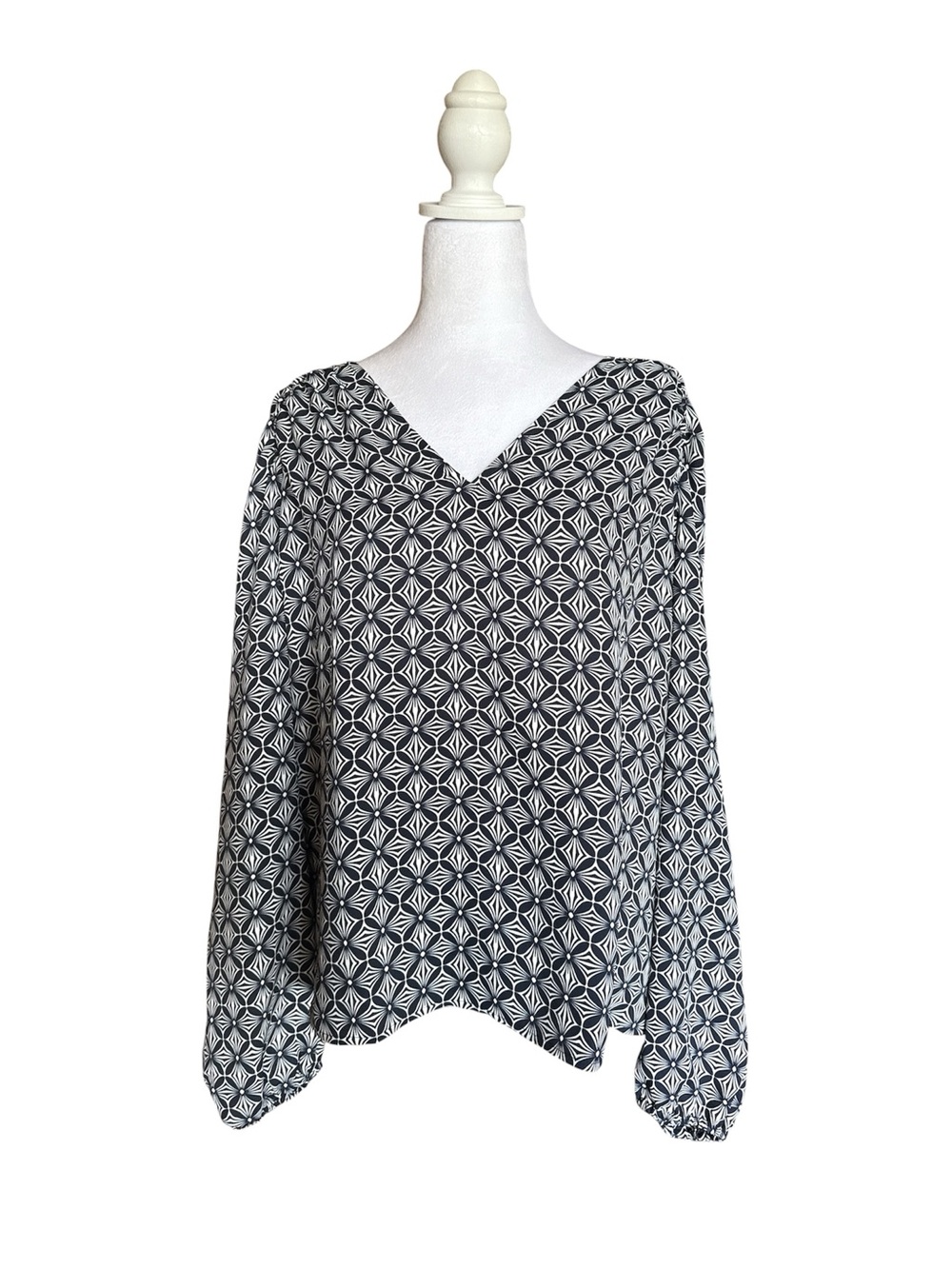 LOFT Geo-Print V-Neck Long Sleeve Blouse in Navy & White